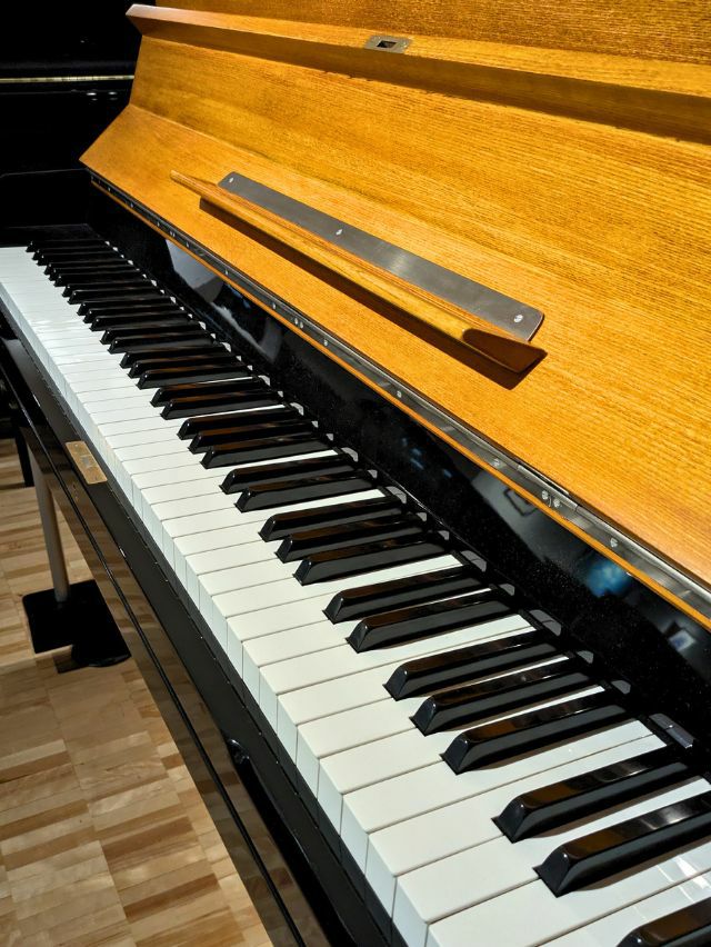 YAMAHA（ヤマハ） U3B 歴史的名作ピアノ モダンデザイン ツートン