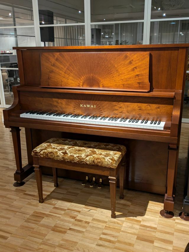 右側の方のピアノ　美品 世界最高峰のピアノが寄贈されました！ | SEITOKU Finew | 聖徳大学