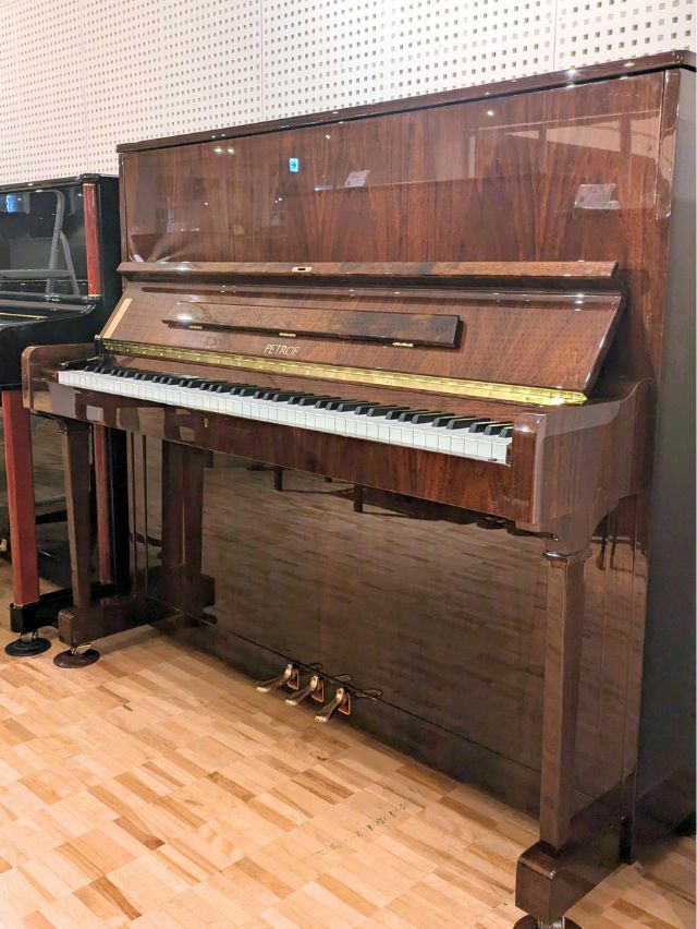 優美な音色の欧州名品ピアノ PETROF P125F1 ペトロフ PETROF（ペトロフ） P125F1 中古ピアノ 1864年創業のチェコの老舗