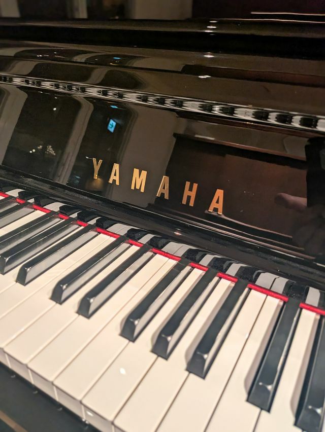 YAMAHA（ヤマハ） UX10A 中古ピアノ 人気のヤマハXシリーズ 外譜面台