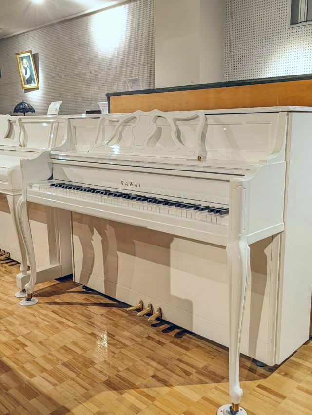 KAWAI（カワイ） 608 中古ピアノ 可愛らしいホワイト・小型アップ
