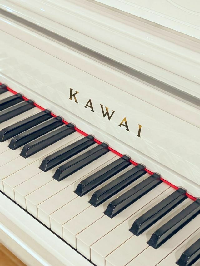 KAWAI（カワイ） 608 中古ピアノ 可愛らしいホワイト・小型アップ