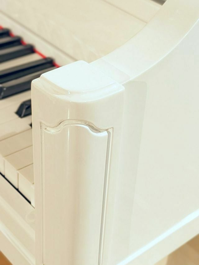 KAWAI（カワイ） 608 中古ピアノ 可愛らしいホワイト・小型アップ