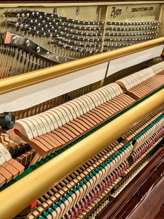 BOSTON(ボストン) UP126EPE マホガニー 中古ピアノ 国産他メーカーと BOSTON(ボストン) UP126EPE マホガニー 中古ピアノ 国産他メーカーと