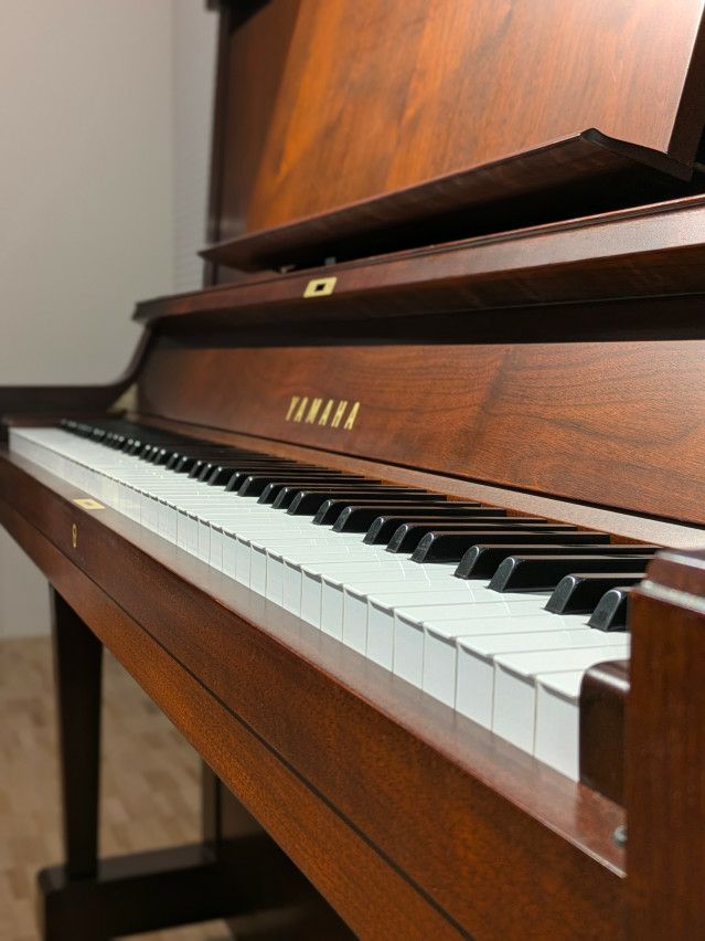 YAMAHA(ヤマハ) W102 中古ピアノ 安らぎを与える落ち着いた褐色の木目