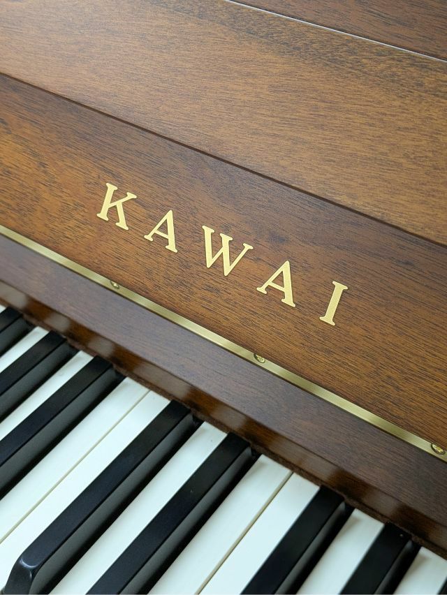 KAWAI(カワイ) C113SRG 中古ピアノ 森の静寂に癒されるかのような木目