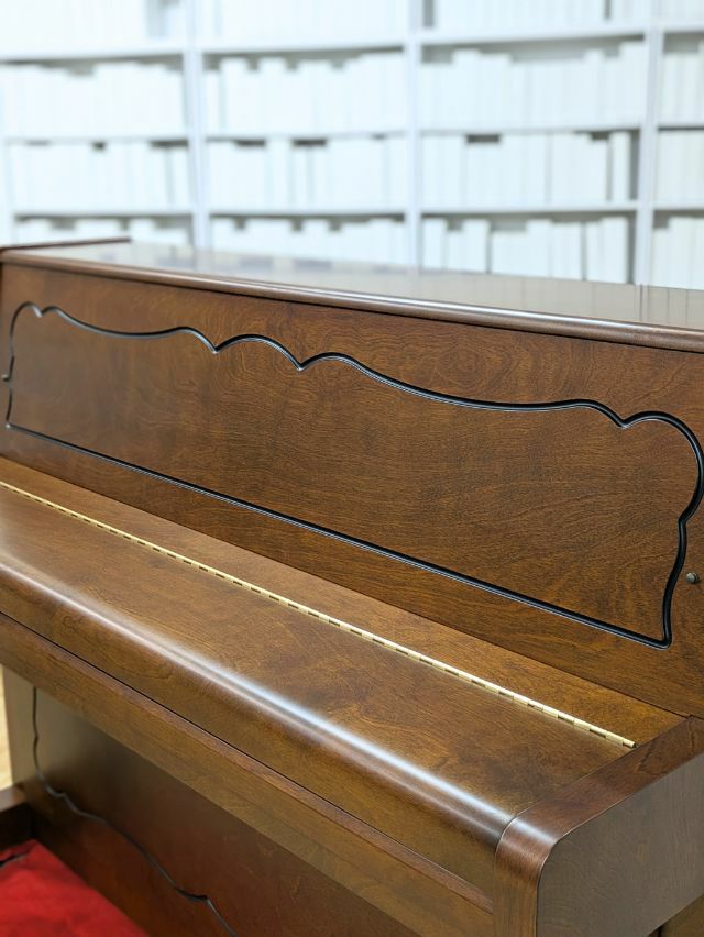 KAWAI(カワイ) C113SRG 中古ピアノ 森の静寂に癒されるかのような木目