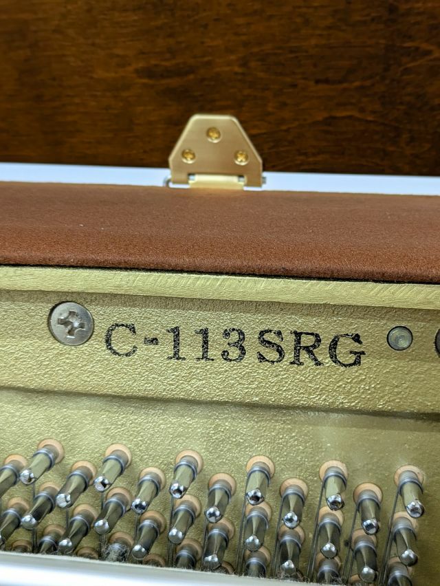 KAWAI(カワイ) C113SRG 中古ピアノ 森の静寂に癒されるかのような木目