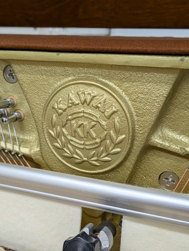 KAWAI(カワイ) C113SRG 中古ピアノ 森の静寂に癒されるかのような木目