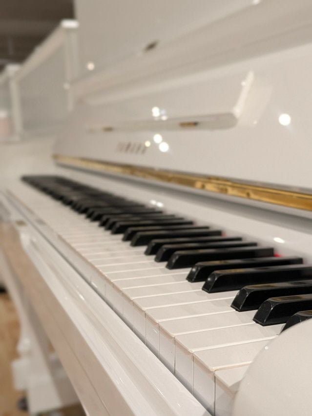 ヤマハ U1H【倉庫在庫～特に良い音のピアノを厳選 / 未整備・現状品渡し】 YAMAHA(ヤマハ) U1H 中古ピアノ まっすぐな音に、やさしい白の装いを