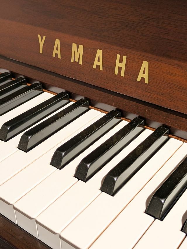 YAMAHA W100WnC アップライトピアノ　プレーヤー付 YAMAHA(ヤマハ) W100WnC 中古ピアノ 花柄象嵌が美しいインテリア感覚