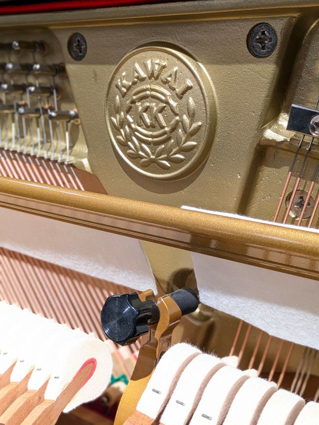 アップライトピアノ　KAWAI K55AE カワイ　製造250万台記念モデル KAWAI(カワイ) K55AE 中古ピアノ 響きに宿る祝福 ― 250万台の歴史が