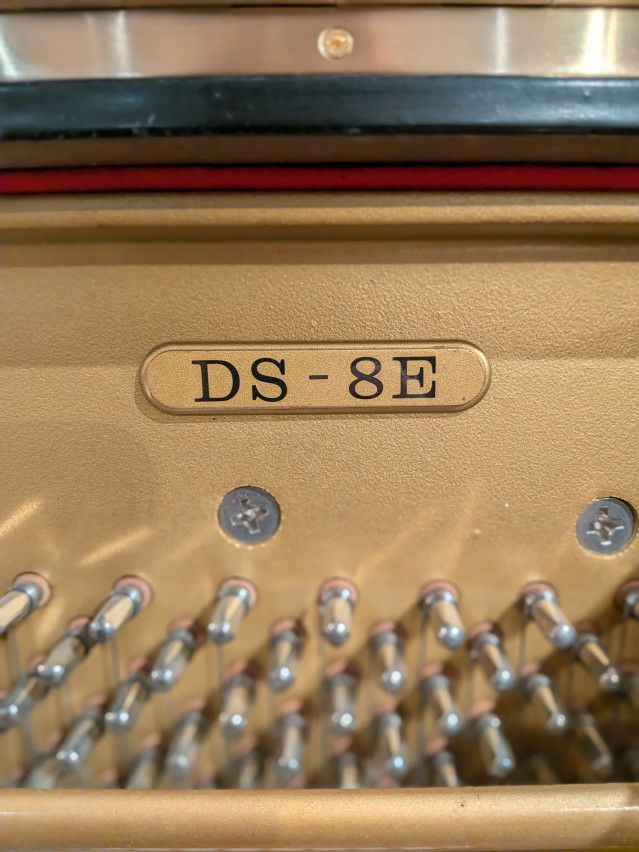 KAWAI（カワイ） DS8E 中古ピアノ 希少カワイDSシリーズ 上品な黒・猫