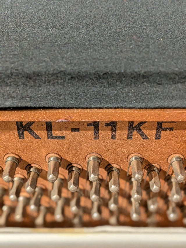 KAWAI（カワイ） KL11KF 中古ピアノ 美しい譜面台、猫脚♪家具と調和