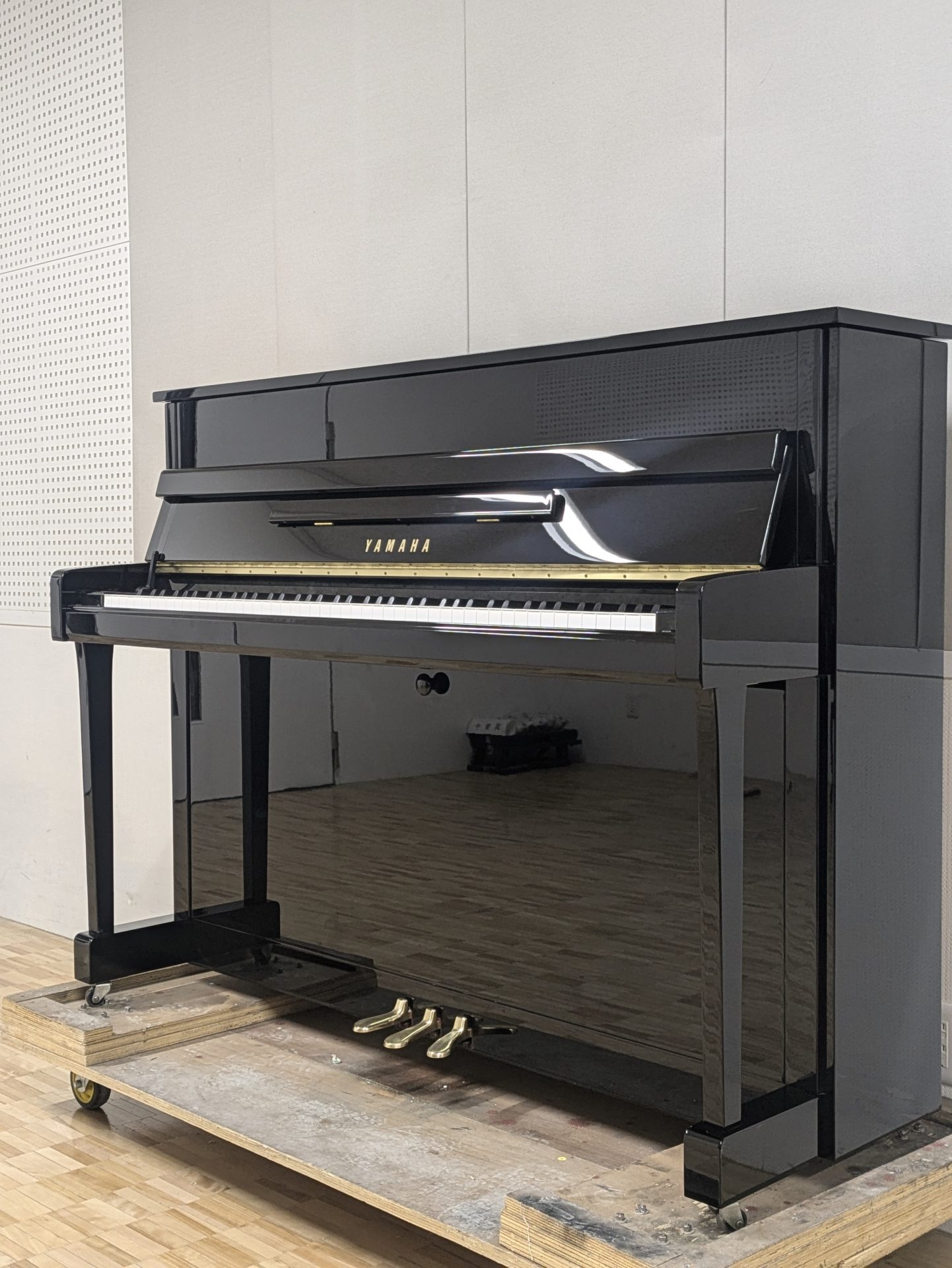 YAMAHAピアノ　b113 メトロノーム、椅子付き YAMAHA（ヤマハ） b113 中古ピアノ 初めてのピアノとしてお勧め。高さ