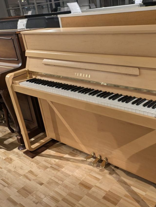 YAMAHA(ヤマハ) MI102 中古ピアノ 白木調の斬新なデザインの「モダン
